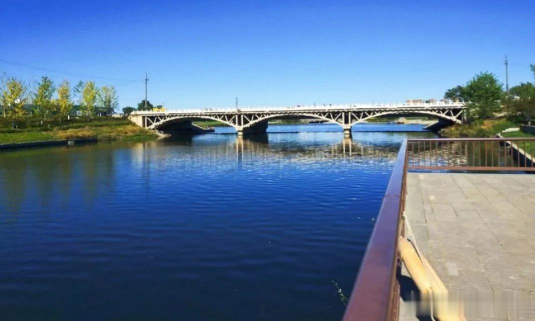 #秋之童话# 
初秋是神明馈赠的浪漫，应该和爱的人到处走走看看。