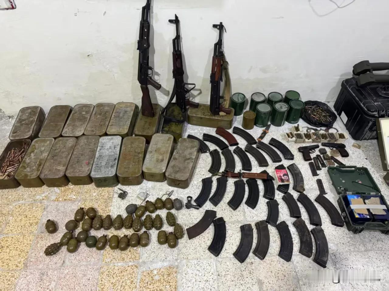 黎巴嫩真主党这回完蛋了。以前叙利亚是它铁杆，伊朗送武器的大卡车随便跑。现在换了朱