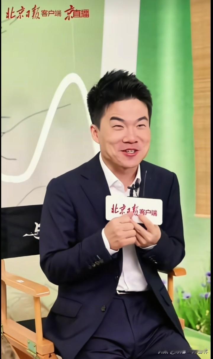 董宇辉一提到家乡喜形于色。
关于今年阅山河的计划，在北京日报采访直播中，董宇辉说