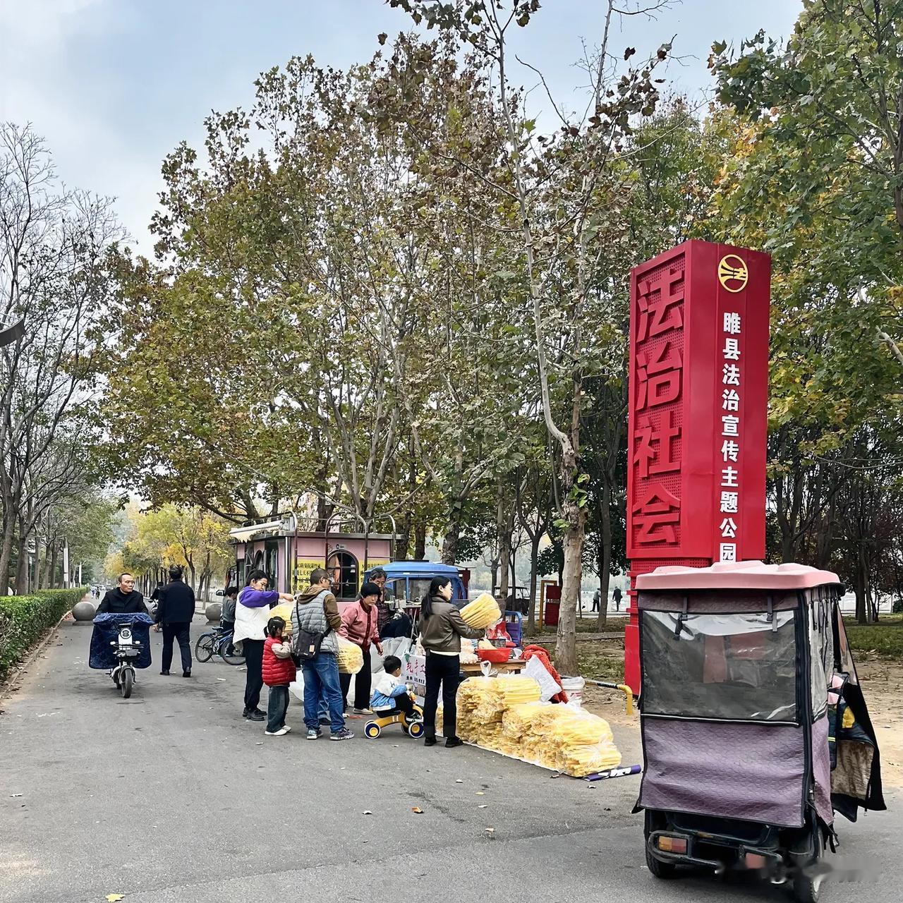 天冷了发现个新商机，那就是两个人找个地方摆摊卖玉米🌽棍，一天轻松赚个两三百块钱