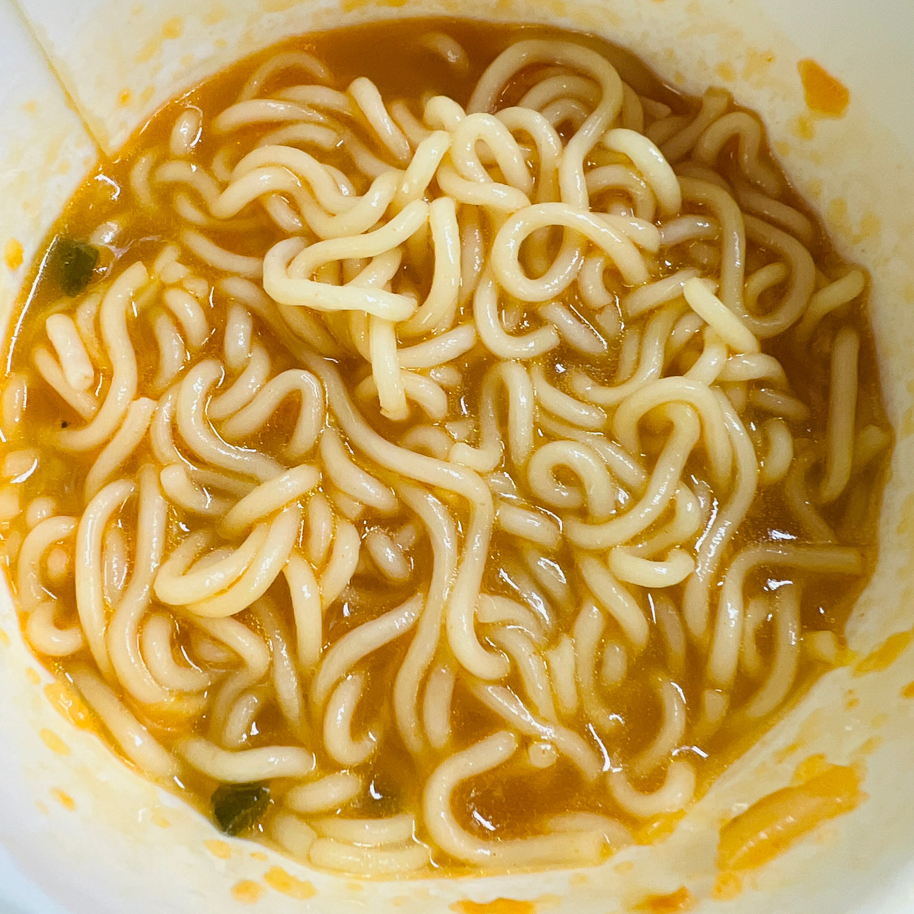 忙的没时间吃饭又饿的不行最好的选择就是吃个泡面，又快又省力的来一碗，就是吃完有些