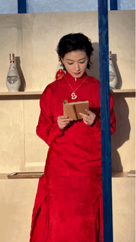 万茜身穿中式红裙，连脸蛋都被映衬得格外红润！怎样的女人是容易让人欣赏的呢?万茜