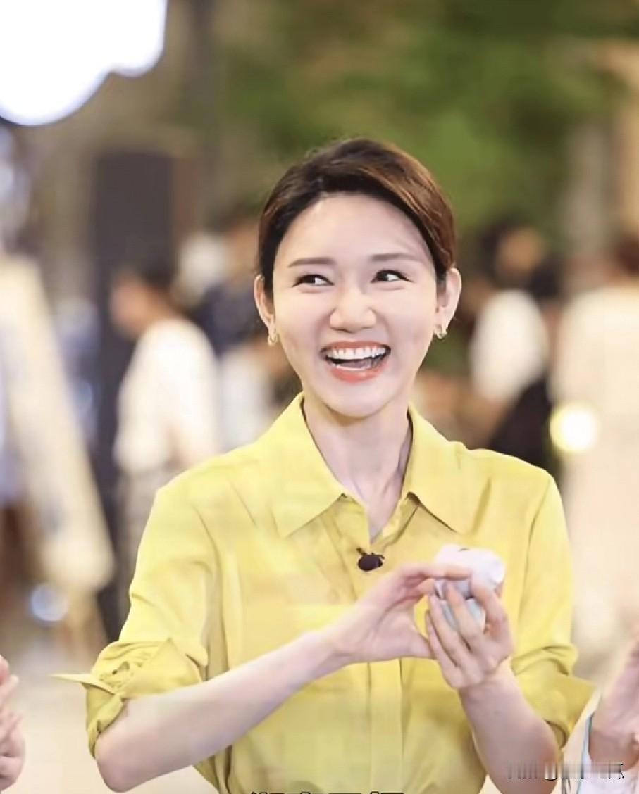 我特别喜欢龙洋，喜欢她的主持风格，也喜欢她的温柔气质。不管是浓妆艳抹，还是素颜淡