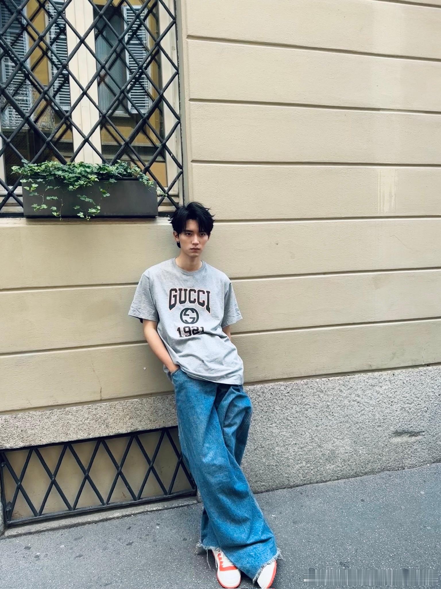 #周翊然青春男大##周翊然米兰街头随性拍# 周翊然此次在米兰街头的随性一拍，真是