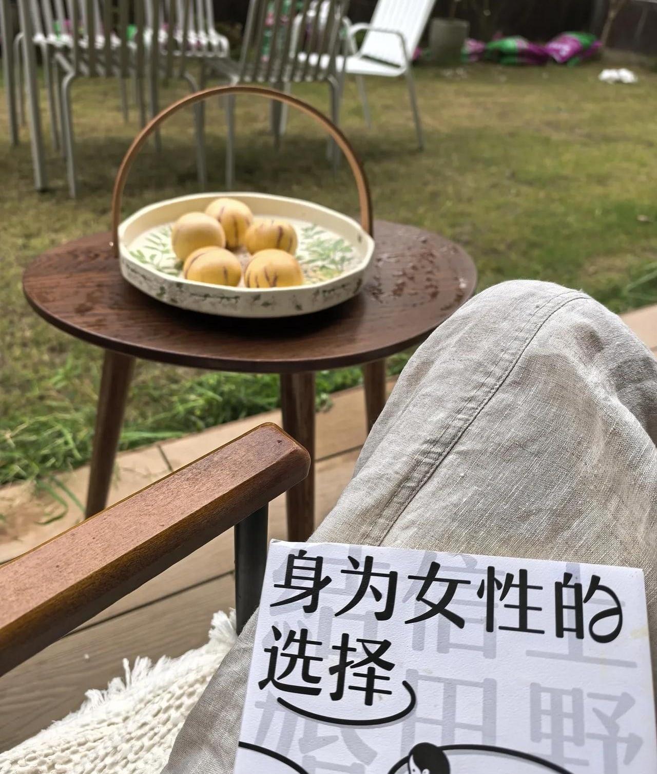 刚被自己爱炫耀的毛病气笑，转头又晒侄女点点的小作文。
点点是老弟家独女，现在读初