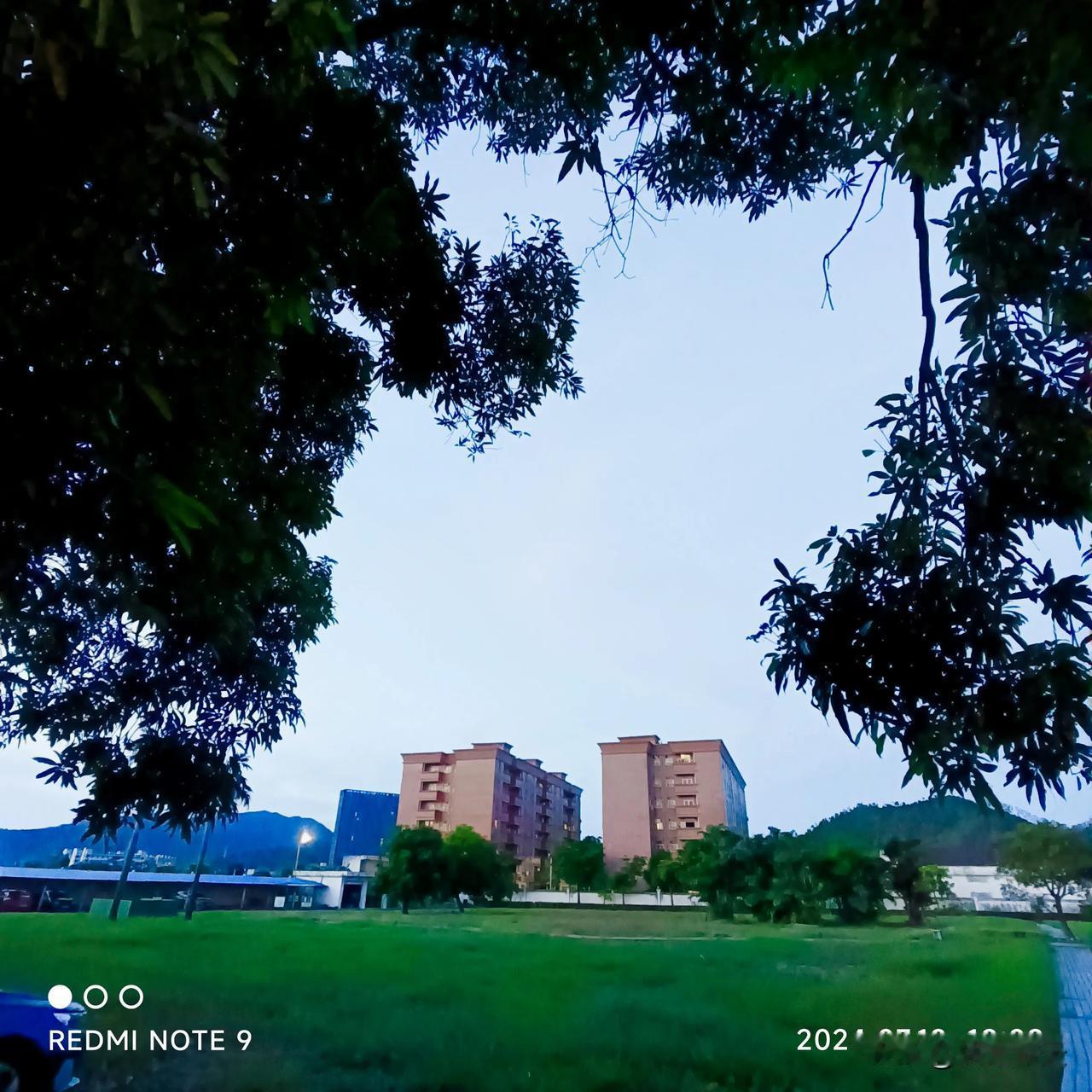 #上联：水上千舟渡，求下联#
水上千舟渡，云中数雁飞。
水上千舟渡，屏内万人留