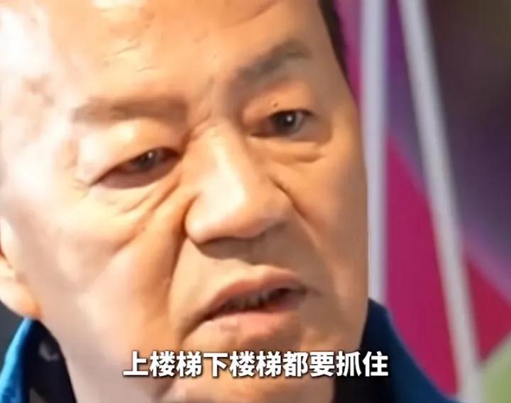 狄龙，当年的硬汉美男子真的老了。

78岁的香港演员狄龙自曝，之前姜文给他送过剧