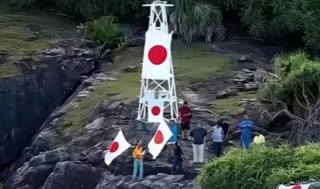 钓鱼岛上的灯塔，中日双方都心知肚明：那是东海棋盘上最烫手的一颗子！三十年了，没人
