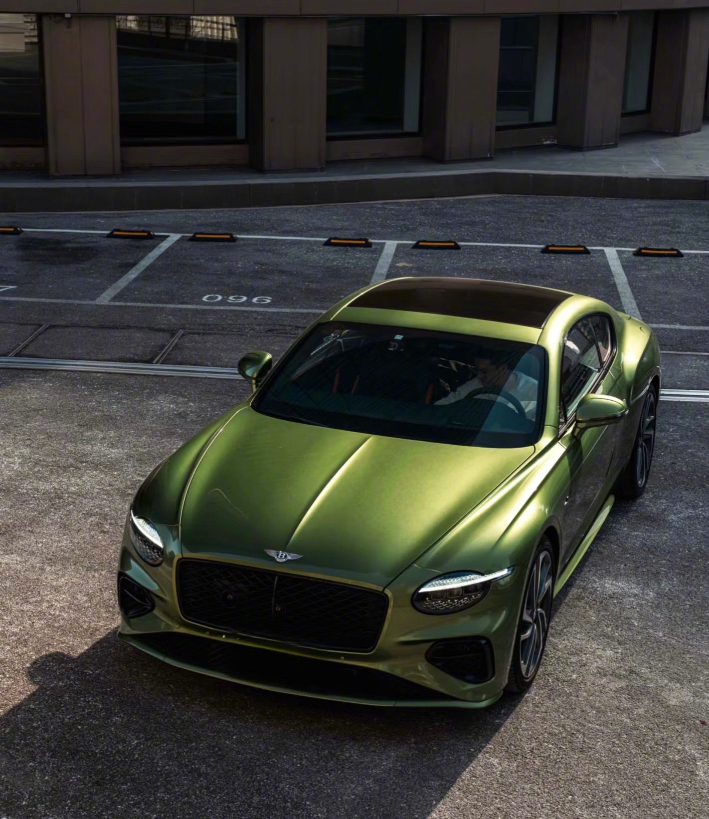 看到这些颜色就想到这些车，这大概就是刻在DNA里的“车色联觉”吧红色❤️法拉利蓝