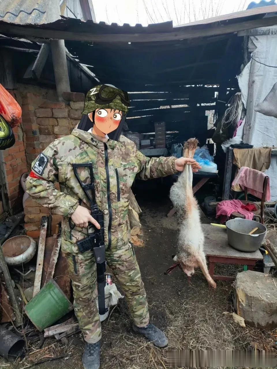前线，俄军士兵自己动手加餐，
中式菜刀用得还挺溜，土豆是万能搭配，
油放少了，竟