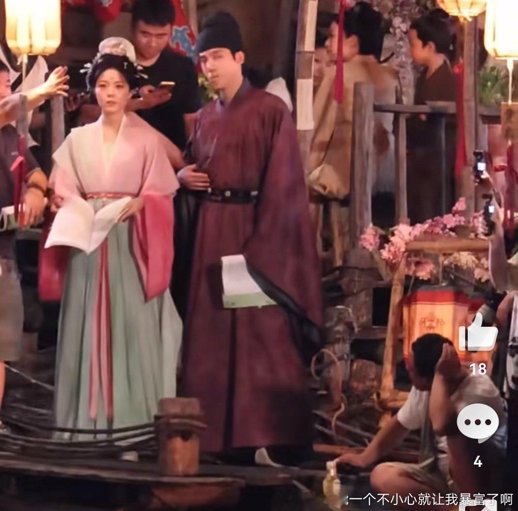 男主酱色灰扑扑的像个大袖家丁女主布料廉价的鲜艳彩色衣服 