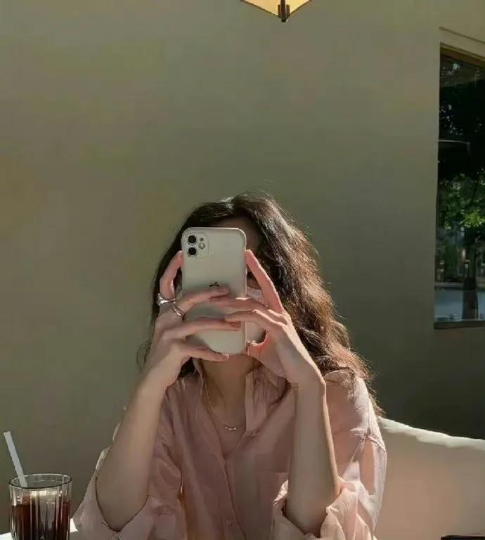 人生并不是说到了某个年龄就成长了，而是当你不再在意凝视者的目光时，你才真正开始了