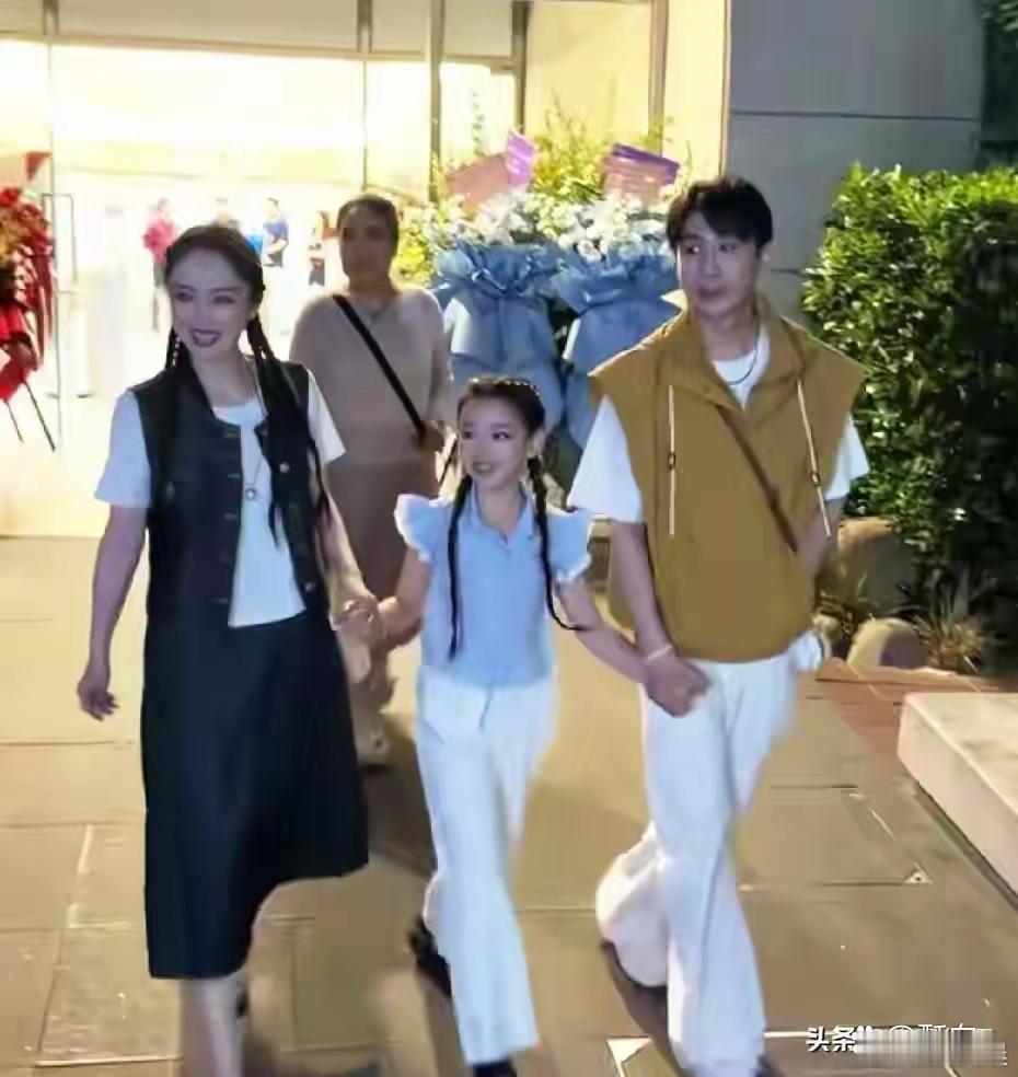 董璇和女儿同台表演，一家三口同框温馨满满，这般和睦的家庭着实少见。 