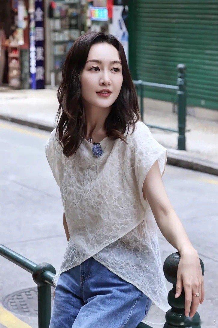 真是越来越看不懂王鸥了！明明43岁的人了，皮肤松弛、身材走样这些中年女性常有的困