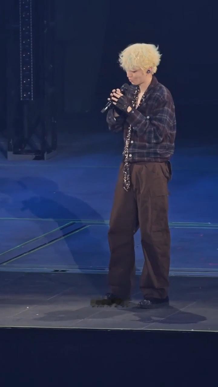 王俊凯听到脱掉的反应王俊凯今天终于听清脱掉了“什么？脱掉？脱掉手套是吧”那倒是不