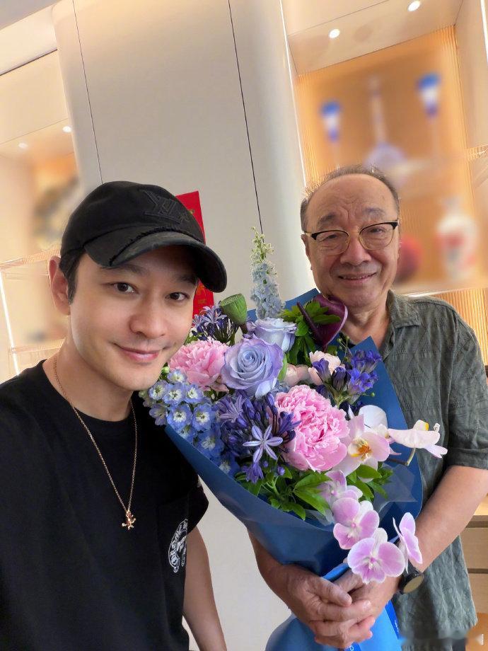 黄晓明晒与父亲合照黄晓明说亲爱的爸爸轮到我照顾你了6月21日，父亲节。演员在微博