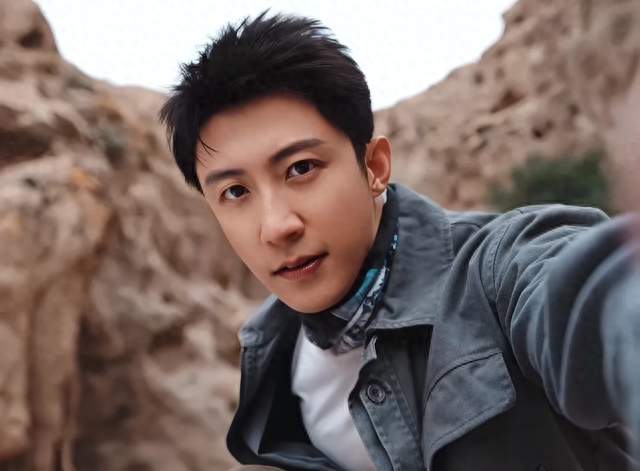 黄景瑜戈壁拍新剧，疑似抓外星人？
