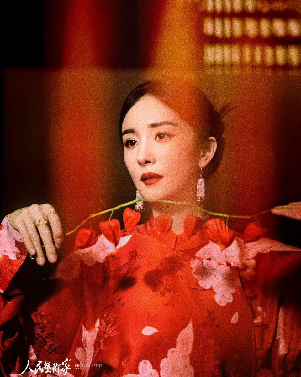 杨幂非遗封面杨幂登非遗系列首刊封面，根正苗红的女明星，非遗美学与现代时尚的碰撞，