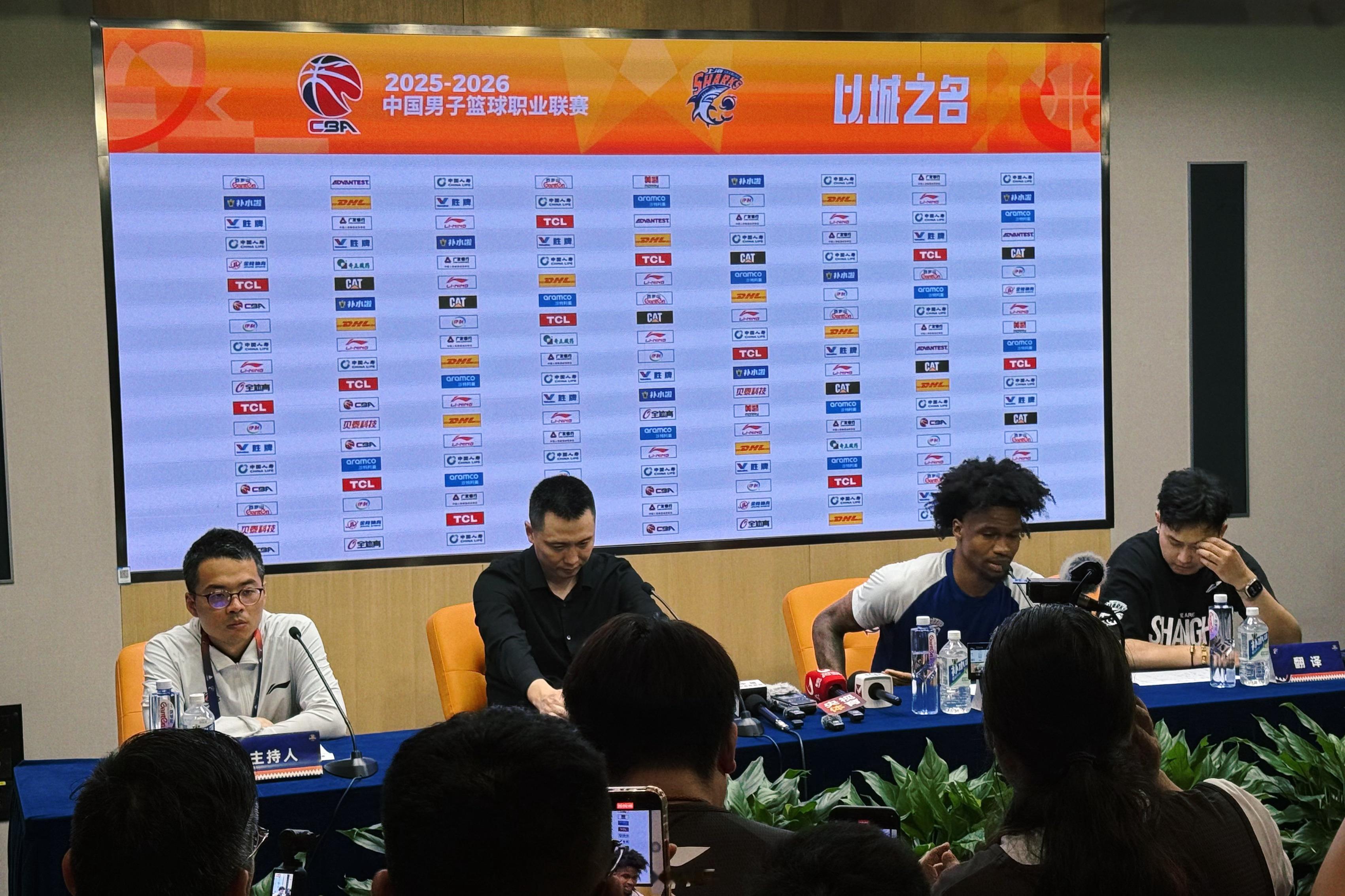 卢伟指导解释怀特塞德缺席g1：“他是脚有老伤，缺席比赛是赛前临时决定的。”上海男