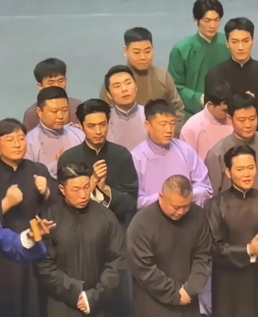 郭德纲为啥一直不搭理杨议的挑衅呢？答案或许能在德云社“纲丝节”找到。你看，郭德纲