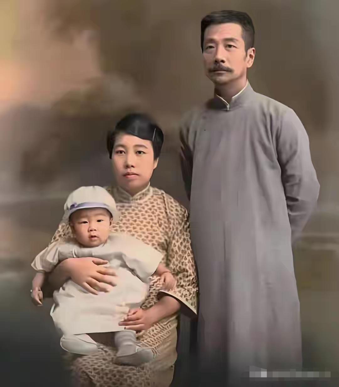 鲁迅去世后，许广平被日军抓捕，拳打脚踢惨遭电刑受尽凌辱和折磨。

那是一个阴沉沉