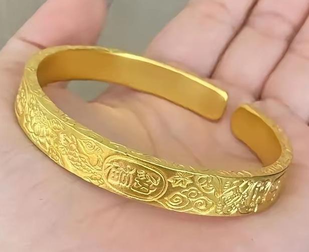 老公前几天给我买了一个很大的金镯子，可我才戴了几天，就已经是左右为难，不敢再带出