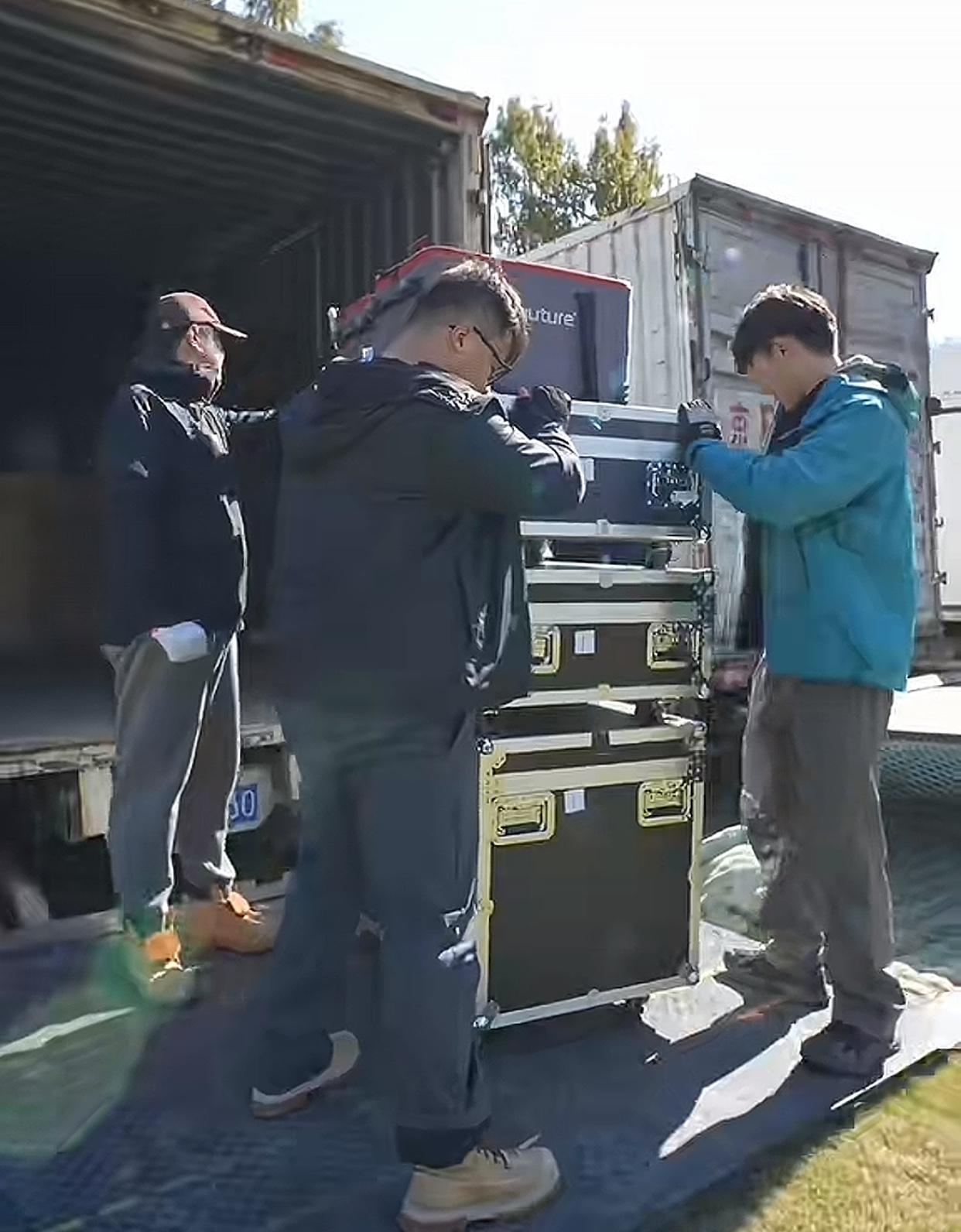 与辉同行在黄山齐云小镇的直播
正在紧锣密鼓的筹备中
节目彩排工作昨晚大家熟睡时已