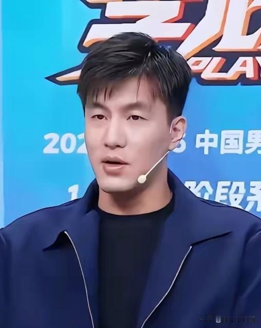郭艾伦解说比赛竟然如此点评徐杰，这也太敢说了吧。
郭艾伦坐客某平台，担任cba季