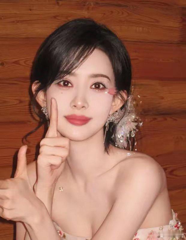 孟子义穿粉色抹胸长裙化身花仙子 侧盘发造型优雅大气 ​​​