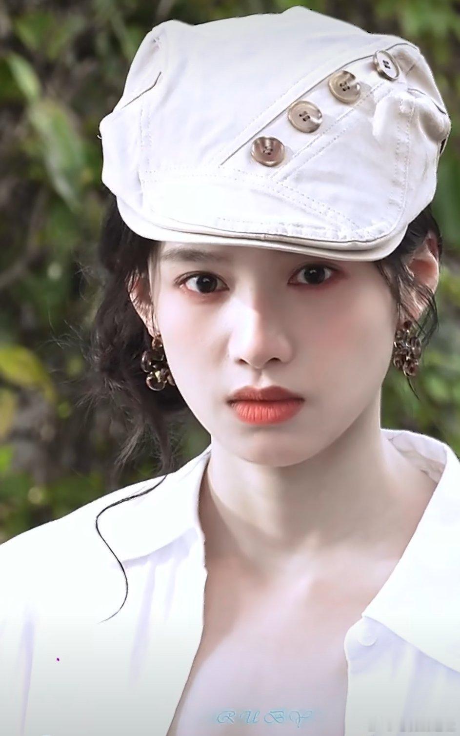 千禧年台偶女主既视感，张婧仪就是跟贝雷帽最搭的女孩👧🏻 