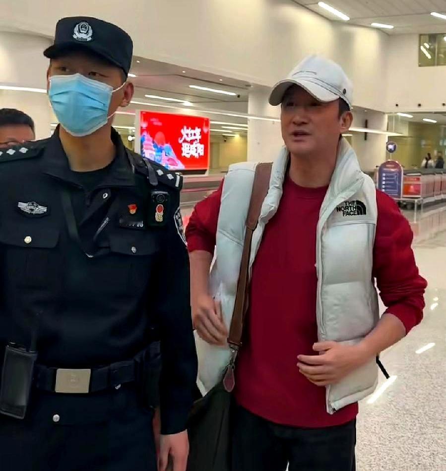 身家百亿的吴京，在机场被大妈当成路人拦下问路。
你就想，一个累积票房几百亿的巨星