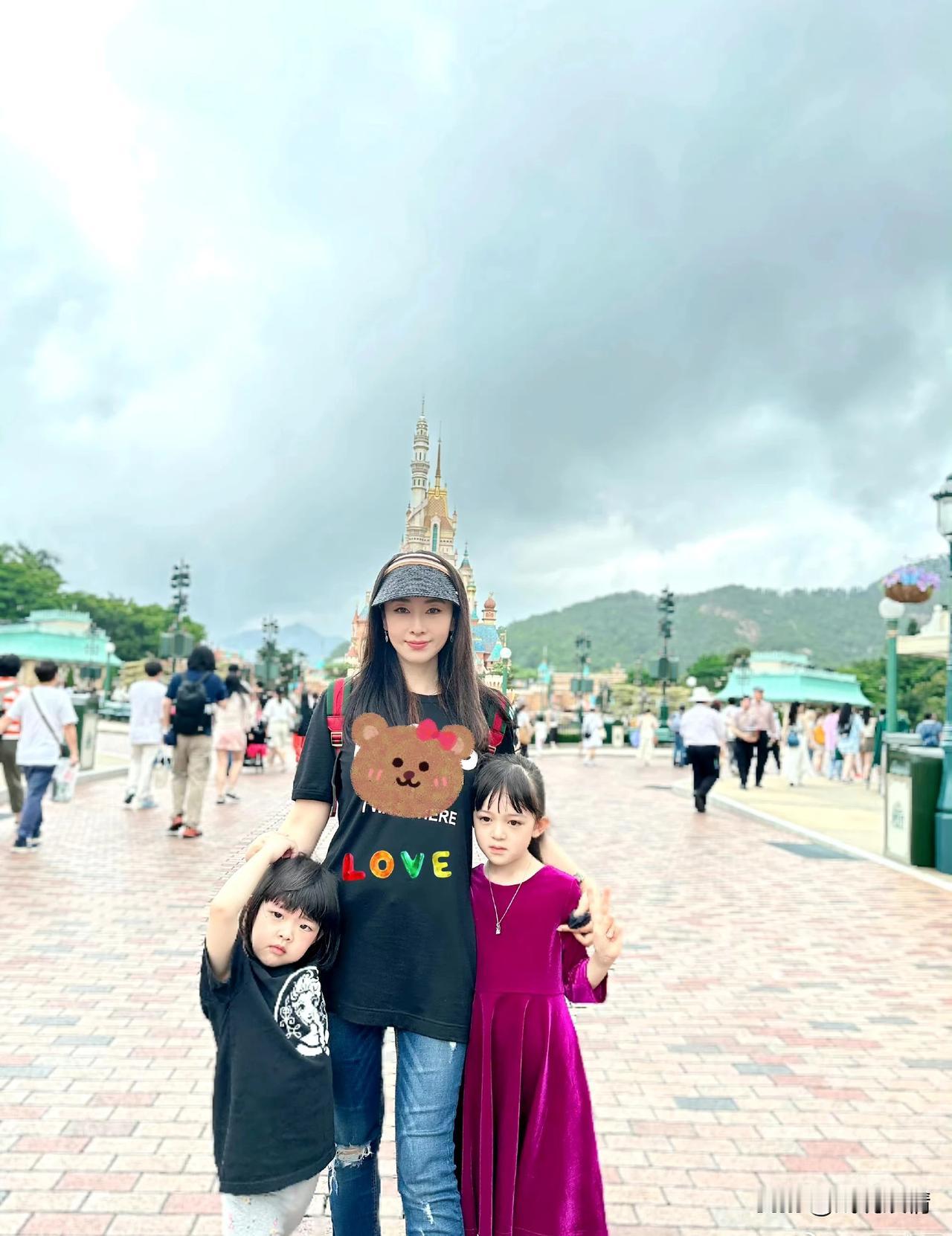 樊少皇老婆带两个女儿游迪士尼！
4月29日，樊少皇老婆贾晓晨分享了带两个女儿在迪