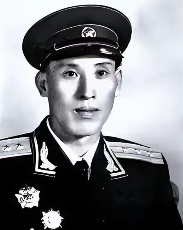 1959年，郑其贵在街上突遇一位落魄者紧紧抱住他："师长，是我啊！"看清对方面庞