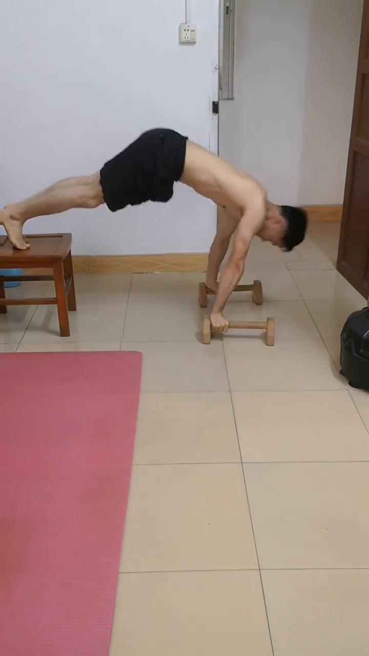 高位冲肩是快速解锁并腿俄挺必练动作之一。每天练五组，每组十次以上。练多冲肩之后，