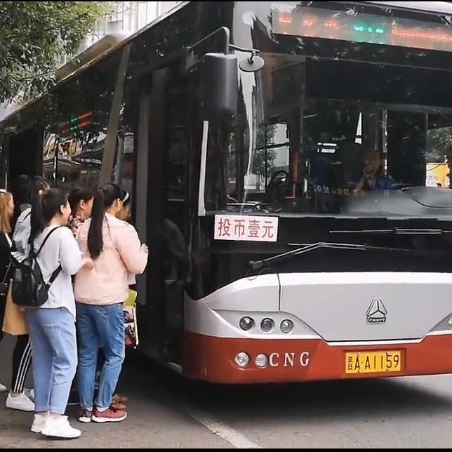 心情烦躁找事做，
去逛超市买吃喝。
大型活动购衣物，
时尚潮流有精品。
老人穿上
