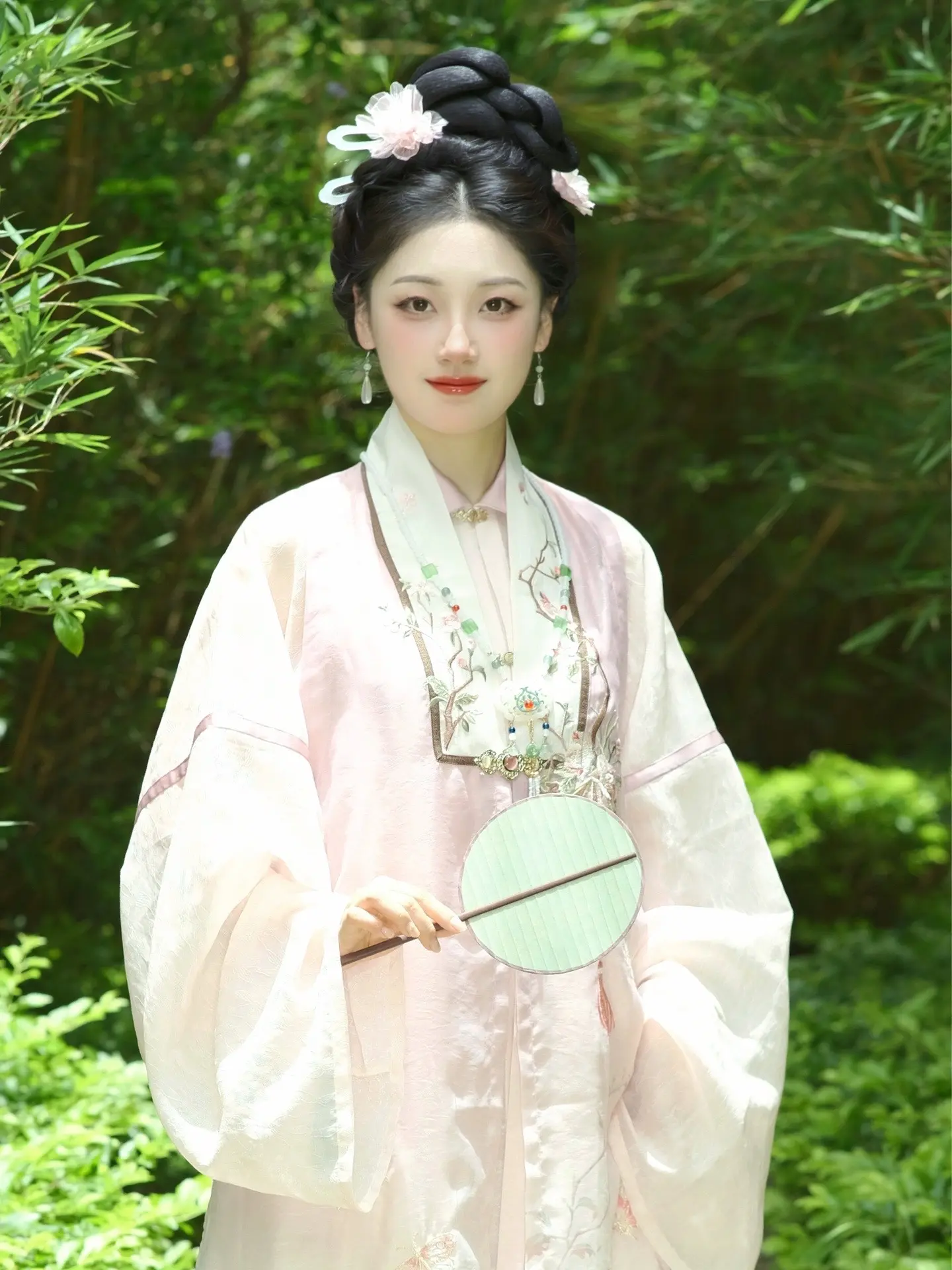 西方有石名黛，可代画眉之墨。