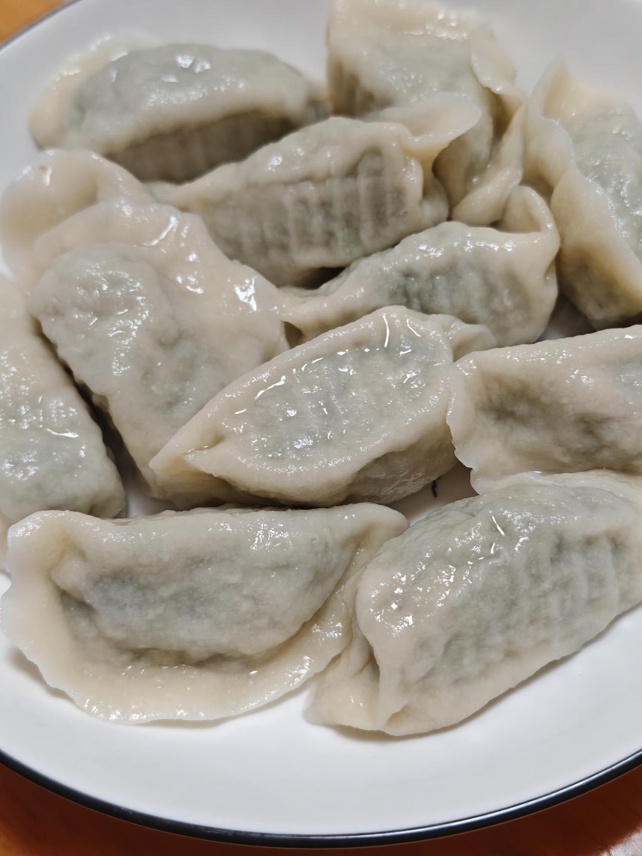 今天早上吃的是羊肉荤香馅水饺。羊肉和荤香拌馅，饺子鲜香可口，回味悠长。

绿柳春