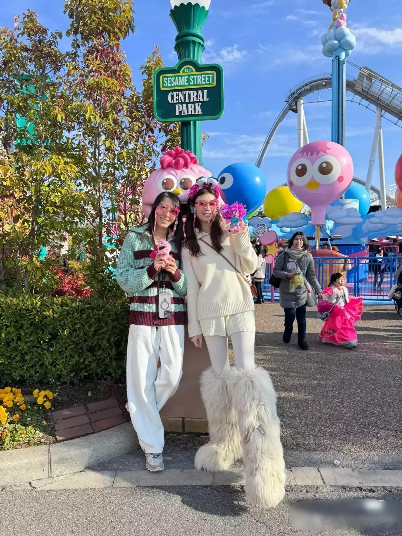 虽然奚梦瑶的衣服鞋子价格不菲，但是这种鞋子上厕所毛毛沾上水不觉得恶心吗？ 