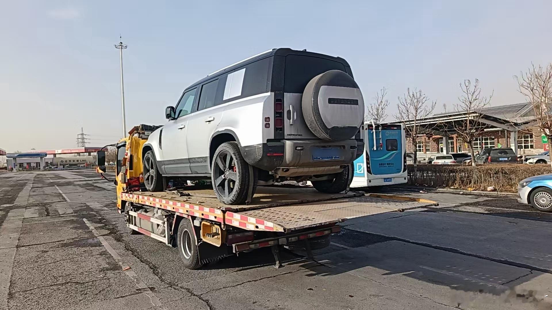 我的卫士已经在拖车上了！明天接板车～正好有一个要从黑龙江回北京的碰到了个便宜的一