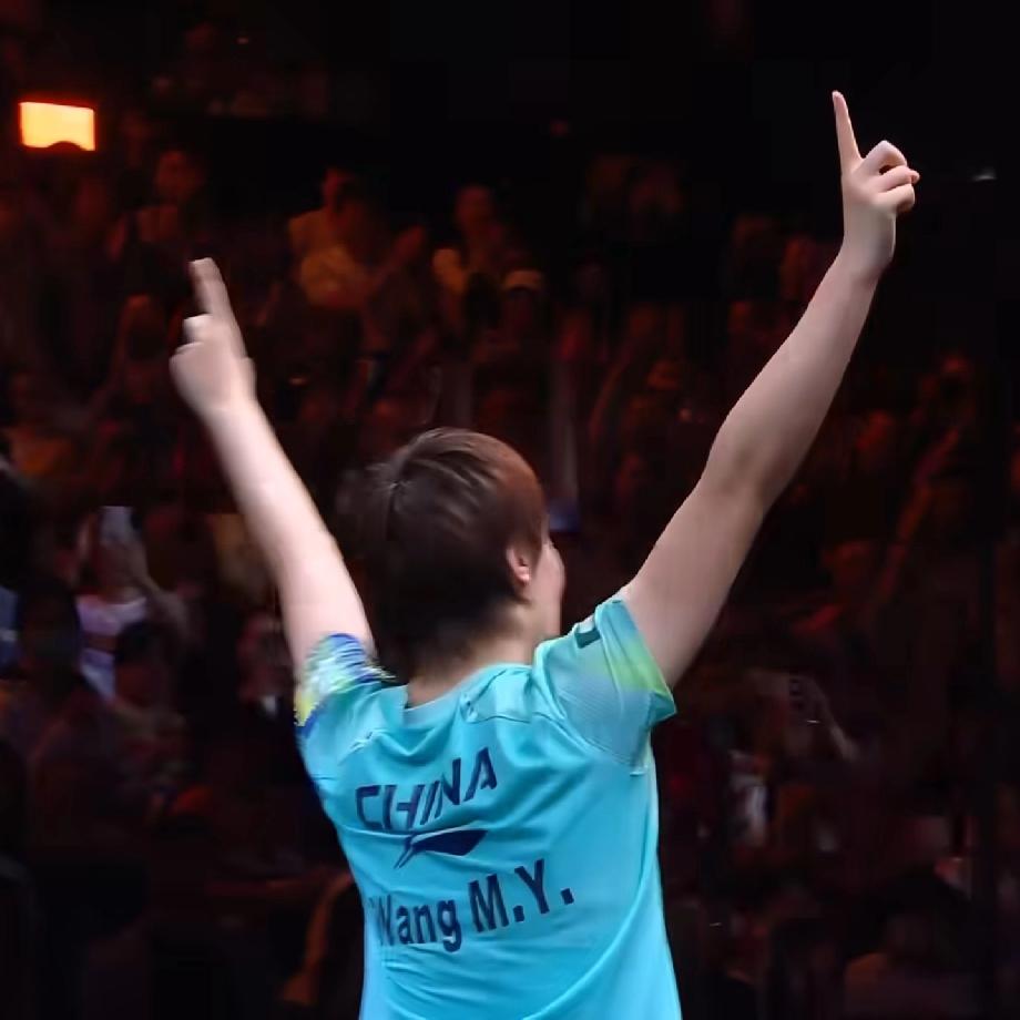 4-0横扫日本佐藤瞳！王曼昱夺女单冠军后，高举手臂，比出两个“1”。

仿佛在告