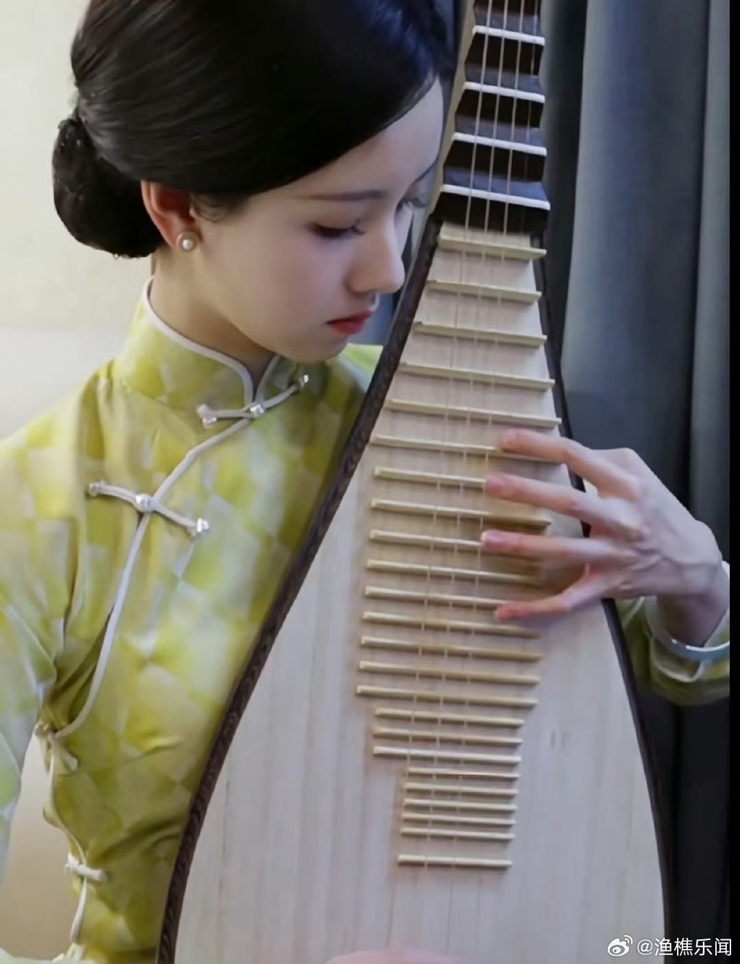 刘亦菲和陈都灵俩人都会弹琵琶？ 