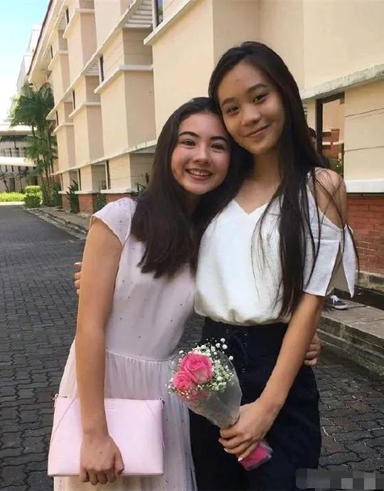 和李连杰女儿合影的女孩子长得好像张柏芝哦。长得像张柏芝的女生有好几个，但她们的颜