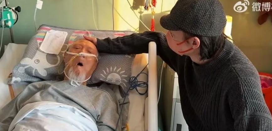 霍尊探望爷爷送红包，老艺术家的健康牵动人心
霍尊前几天去看望了自己的爷爷，还特意