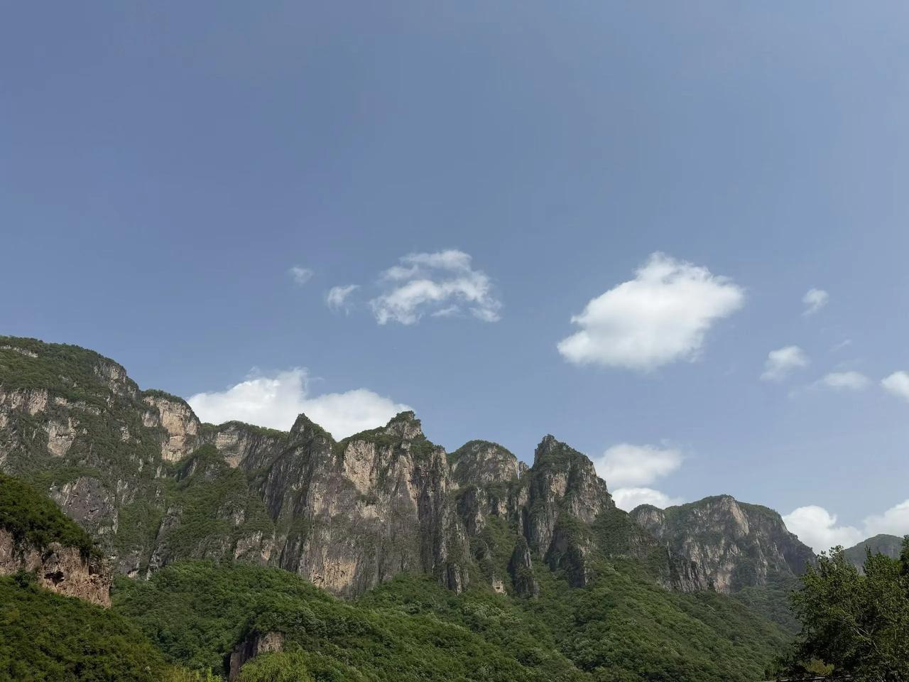 晒图笔记大赛从高速的坦途，转进太行的褶皱，云台山的美层层铺展。澄澈湖水映着嶙峋绝