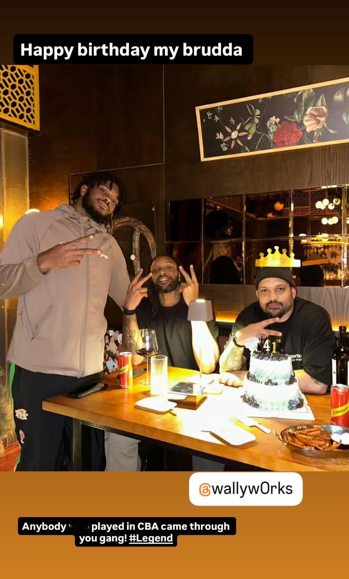 威尔斯更新ins story 祝训练师华莱士41岁生日快乐写到：生日快乐兄弟，任