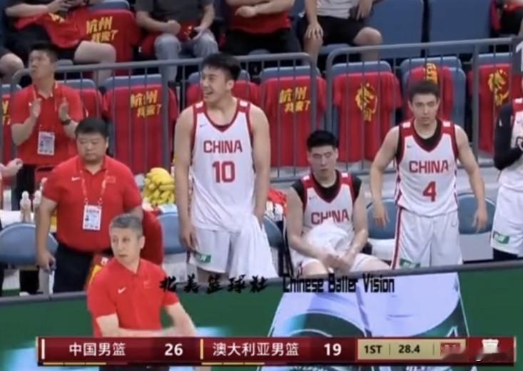 中国男篮掀起青春风暴，在热身赛中击败了亚洲杯冠军澳大利亚队。这让人们看到，主教练