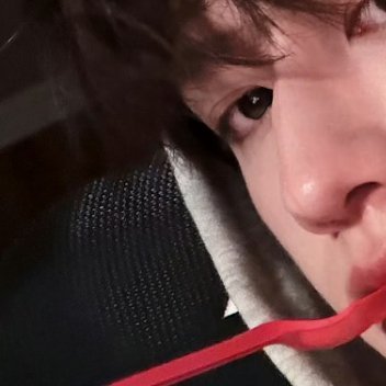 我们日行一善，并不是放下手中一切事情，刻意地去做好事，而是带着善心给需要帮助的人