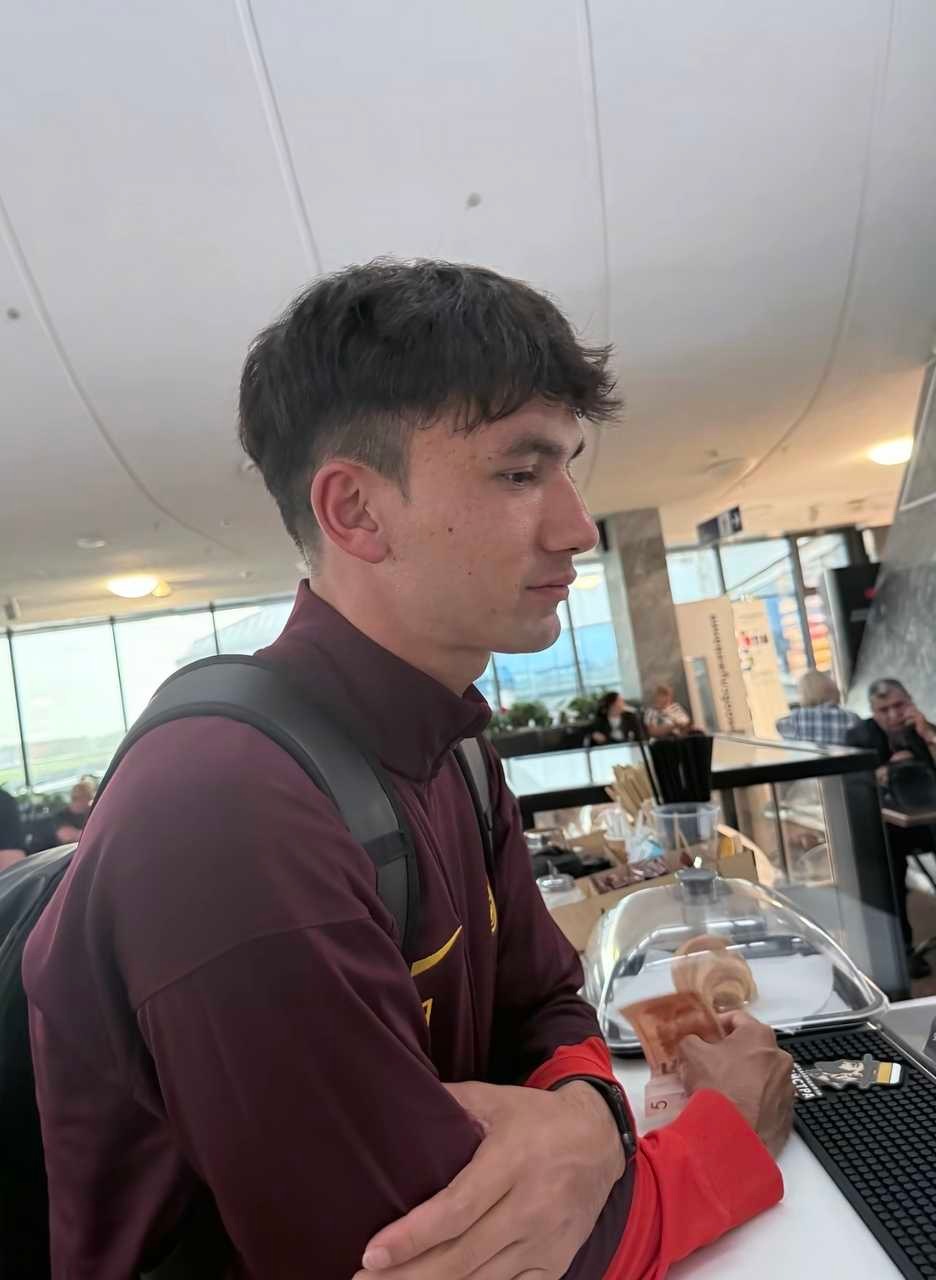 （）木/塔/力/甫，我的塔队，真的特别特别好的一个小哥哥。我昨天去找他要签名，但