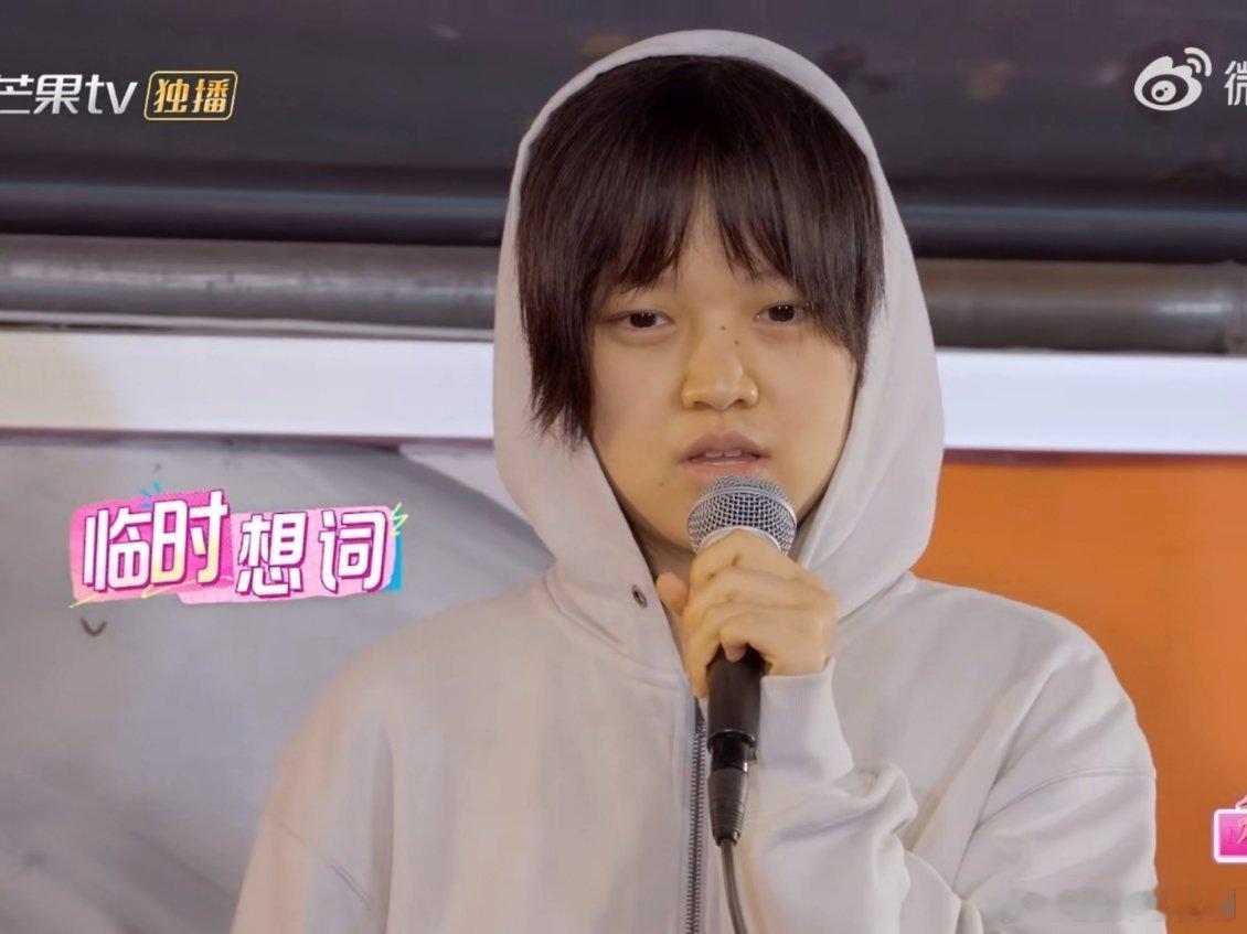 拉宏桑即兴作词演唱拉宏真的好有才，自己勇敢登上街头舞台，随着伴奏旋律即兴作词演唱