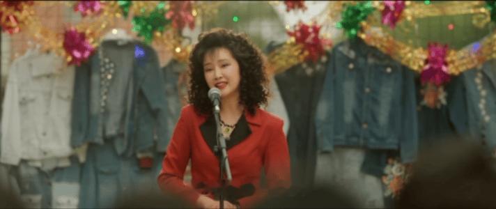 年代剧有自己的团播带货摊位变舞台，牛仔裤配经典老歌。方婉之这招“歌星促销法”，放